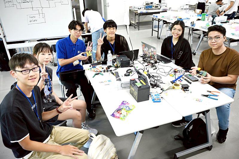 在老師的指導下,學生們分組進行專題研發。圖為三國學生代表們共同展示他們成功建置的智慧太陽能最佳化系統,成果令人驚豔。